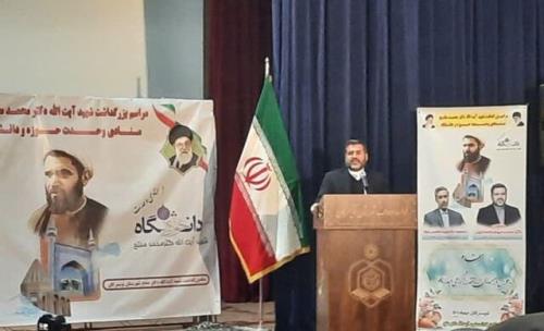 نهضت بزرگ امام خمینی(ره) شکاف بین حوزه و دانشگاه را از بین برد