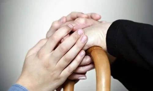 احسان به والدین تکلیفی الهی و اخلاقی که هیچ شرطی ندارد