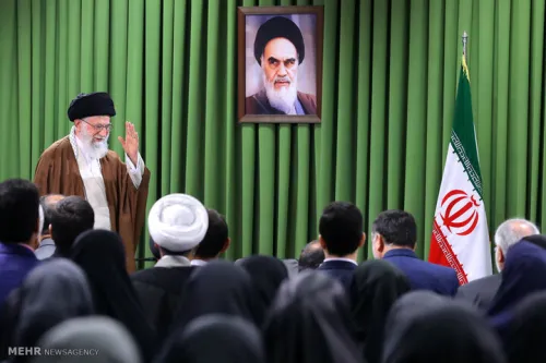 رهبر شهید انقلاب اسلامی، حکمرانان را خادمان ملت می دانستند